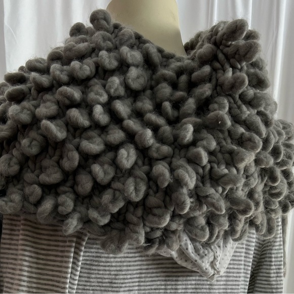 Beautiful, chunky knit collar scarf. Retail: $350 - Picture 2 of 5